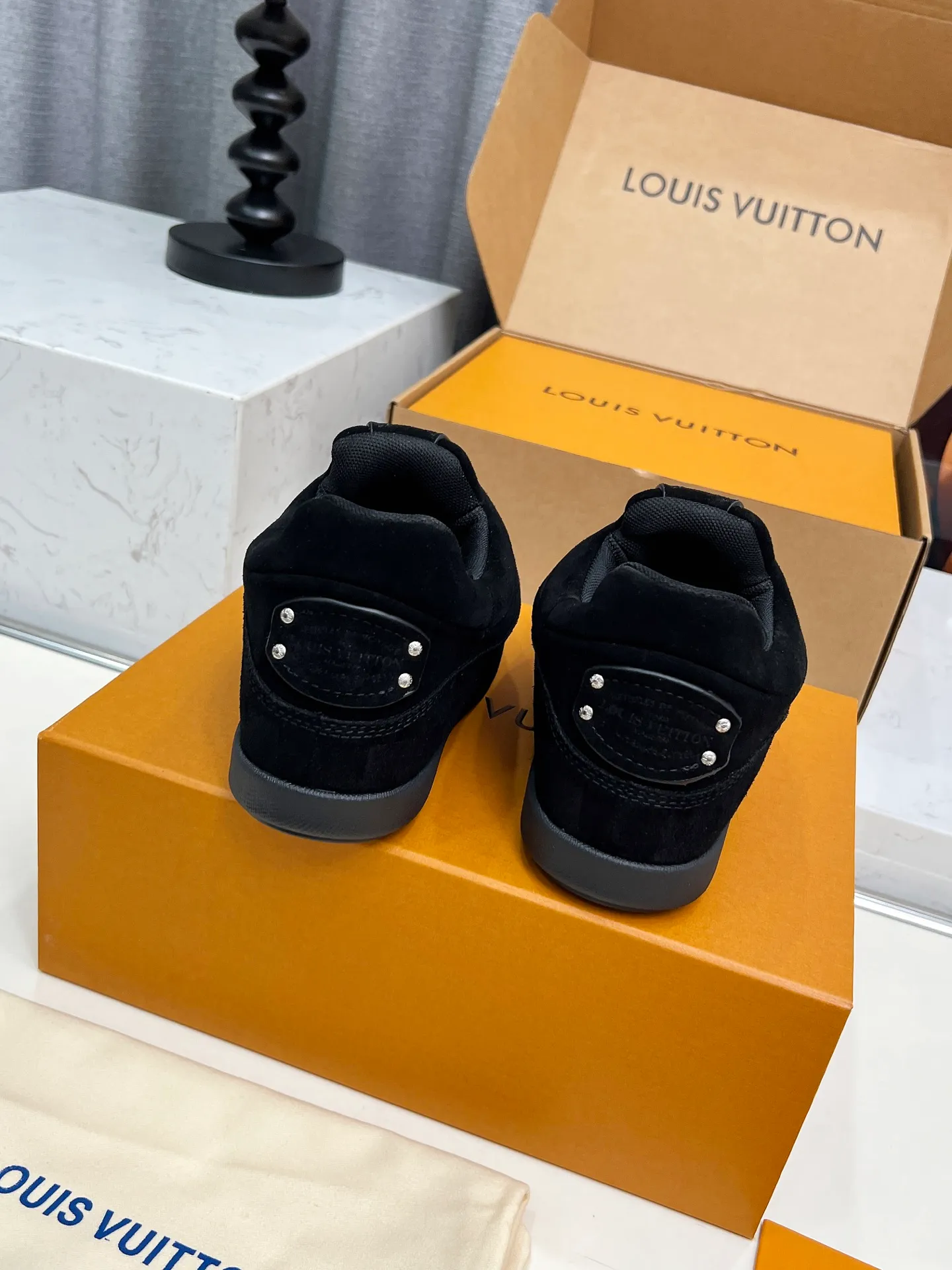 [L Family] P: 740💰 Couple model, size: women 35-41 (customized at 41 for women), 39-46 for men (customized at 45.46) The 2025 iteration of this Time Out sneaker, couple model, LV co-branded nigo, donkey brand, Louis Vuitton, ugly, cute😍Many Internet celebrities have shown off their feet, a classic and versatile item. Fabric: Imported high mercerized cow suede. Lining: high-grade elastic mesh, outsole: original molded outsole, palm print rubber outsole with hidden L letter and Monongram flower.